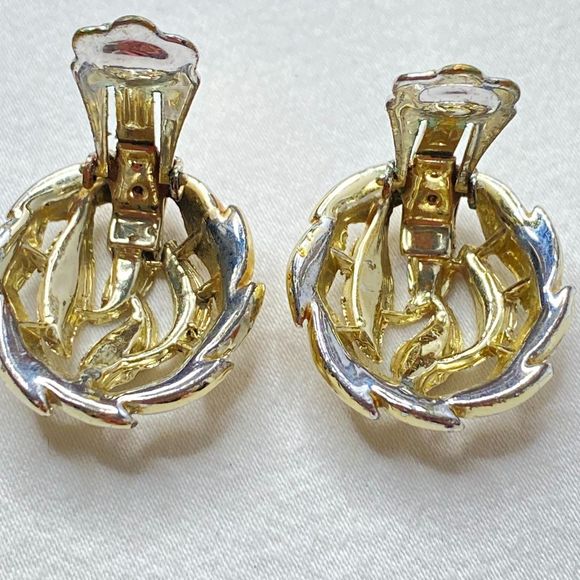 Stud Clip On Earrings Light Gold Tone Layered Leaves - Picture 6 of 7